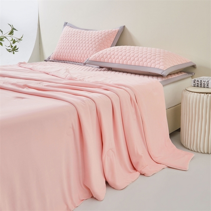 91家纺网 家纺一手货源 找家纺 雯豆家纺 2025夏季新品100%锦纶纯色凉感夏被空调被7A抗菌薄被子可机洗被芯 小冰皮锦纶夏被-密合粉