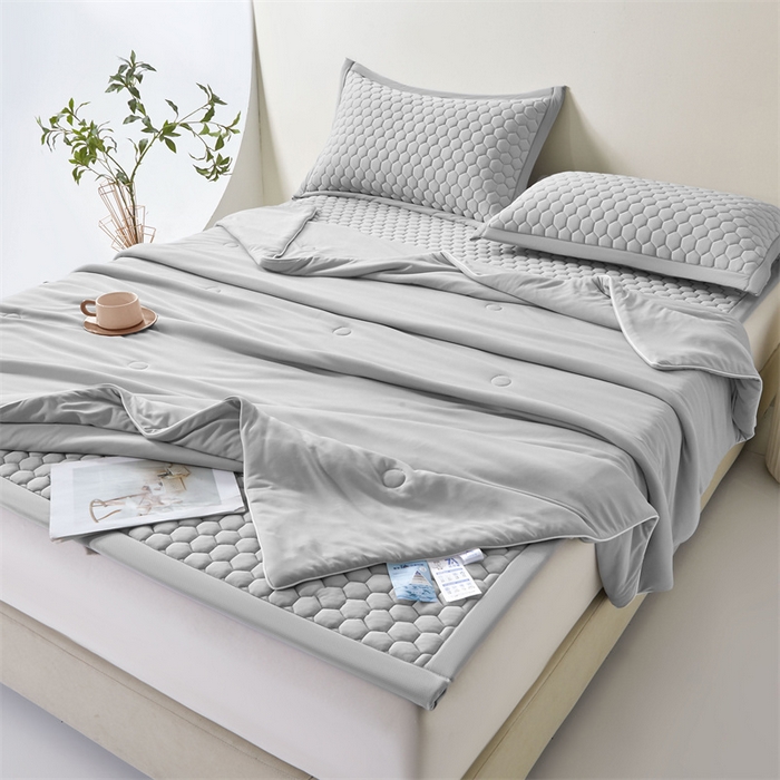 91家纺网 家纺一手货源 找家纺 雯豆家纺 2025夏季新品100%锦纶纯色凉感夏被空调被7A抗菌薄被子可机洗被芯 小冰皮锦纶夏被-时光灰