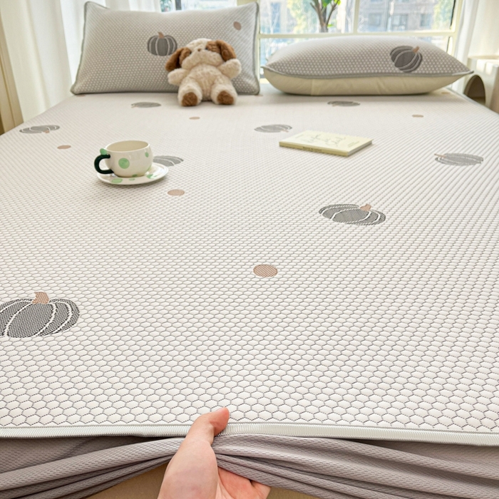 91家纺网 家纺一手货源 找家纺 卡伦2025新款凉感丝凉豆豆凉席床笠提花系列 凉豆豆-南瓜灰