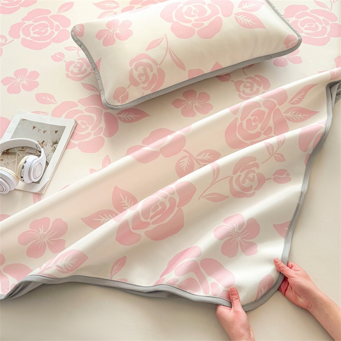 91家纺网 家纺一手货源 找家纺 雯豆家纺 2025夏季新品碳光冰丝凉席床笠款三件套印花小清新绑带冰丝席床罩 碳光冰丝席-床笠款-温语