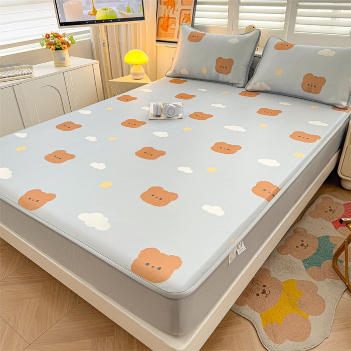 91家纺网 家纺一手货源 找家纺 雯豆家纺 2025夏季新品碳光冰丝凉席床笠款三件套印花小清新绑带冰丝席床罩 碳光冰丝席-床笠款-布丁小昔