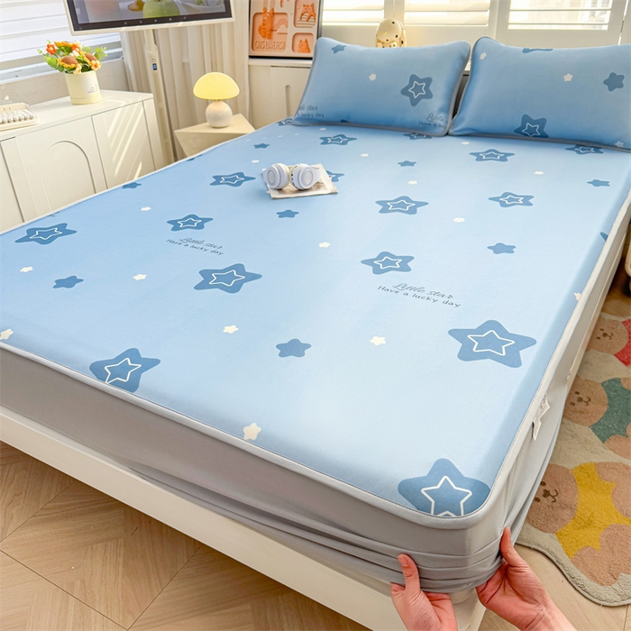 91家纺网 家纺一手货源 找家纺 雯豆家纺 2025夏季新品碳光冰丝凉席床笠款三件套印花小清新绑带冰丝席床罩 碳光冰丝席-床笠款-浩瀚星辰