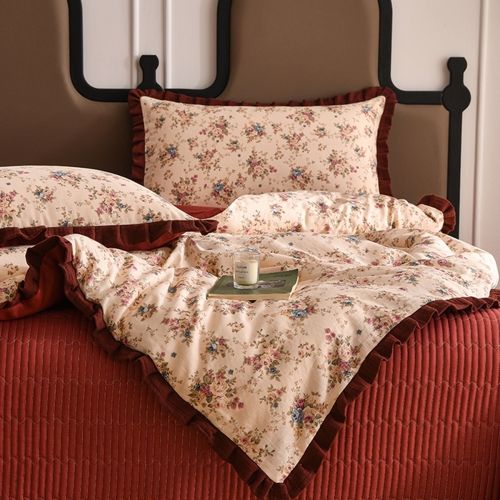 91家纺网 家纺一手货源 找家纺 金艾草2026新款A类纯棉双层纱皱皱纱花边床盖四件套（复古风） 花漾-酒红色-床盖款