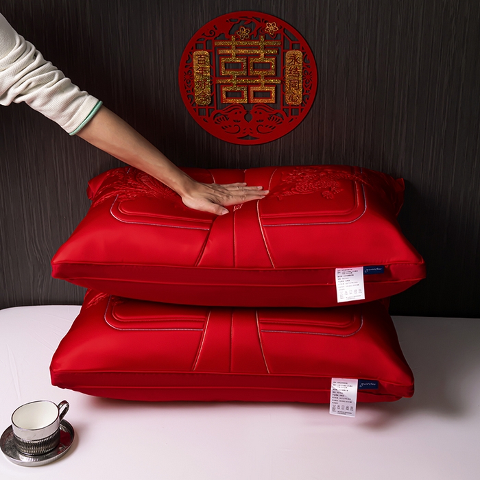 91家纺网 家纺一手货源 找家纺 （总）糖果枕芯 新款龙凤呈祥满版刺绣婚庆枕大红羽丝绒枕头枕芯