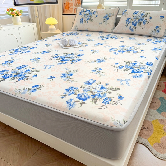 91家纺网 家纺一手货源 找家纺 雯豆家纺 2025夏季新品碳光冰丝凉席床笠款三件套印花小清新绑带冰丝席床罩 碳光冰丝席-床笠款-芳华如梦