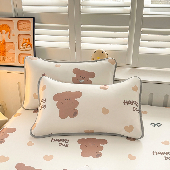 91家纺网 家纺一手货源 找家纺 雯豆家纺 2025夏季新品碳光冰丝凉席床笠款三件套印花小清新绑带冰丝席床罩 碳光冰丝席-床笠款-跳跳熊