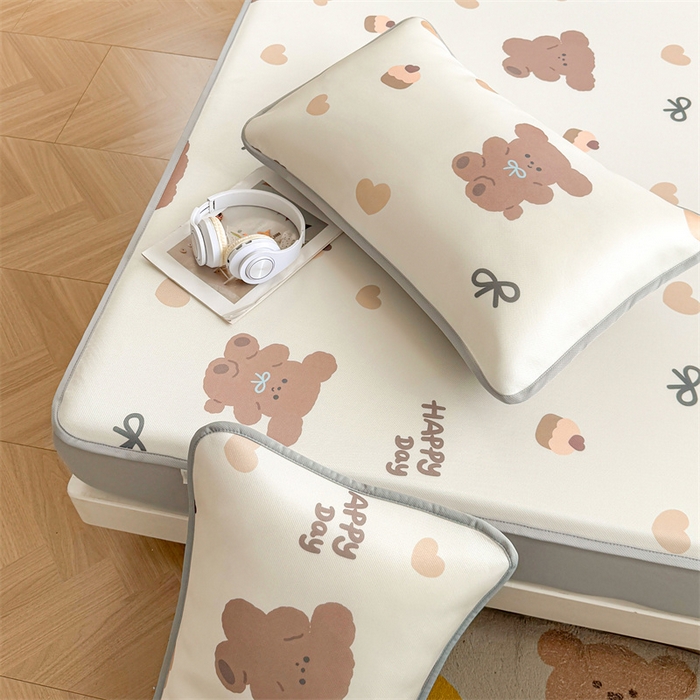 91家纺网 家纺一手货源 找家纺 雯豆家纺 2025夏季新品碳光冰丝凉席床笠款三件套印花小清新绑带冰丝席床罩 碳光冰丝席-床笠款-跳跳熊