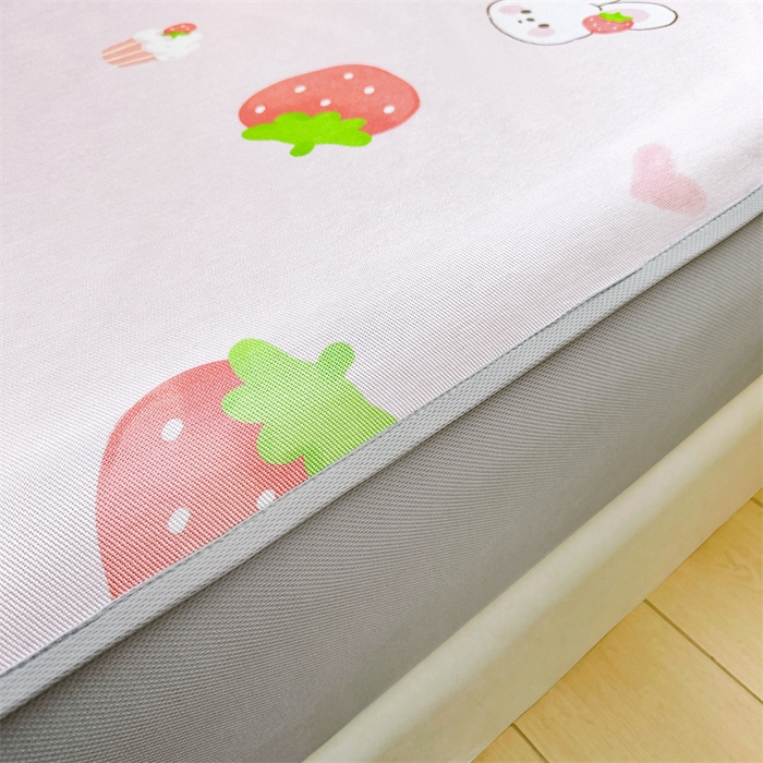 91家纺网 家纺一手货源 找家纺 雯豆家纺 2025夏季新品冰藤印花床笠三件套加厚冰丝软藤席小清新印花床罩单件 冰藤席-床笠款-草莓兔