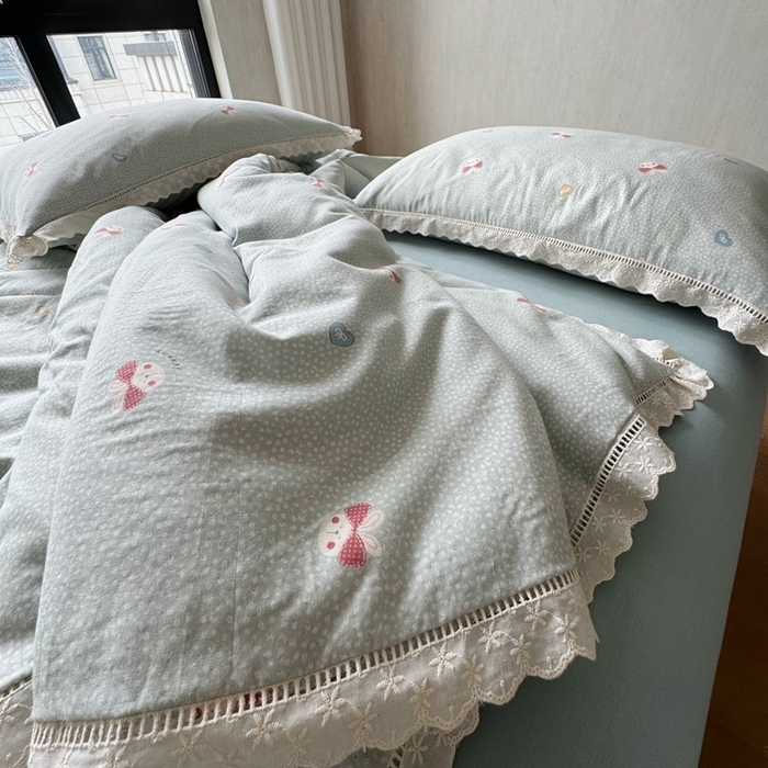 91家纺网 家纺一手货源 找家纺 8+8 （花型持续更新中）2025新款全棉双层纱镂空花边/皱皱花边四件套 甜甜兔