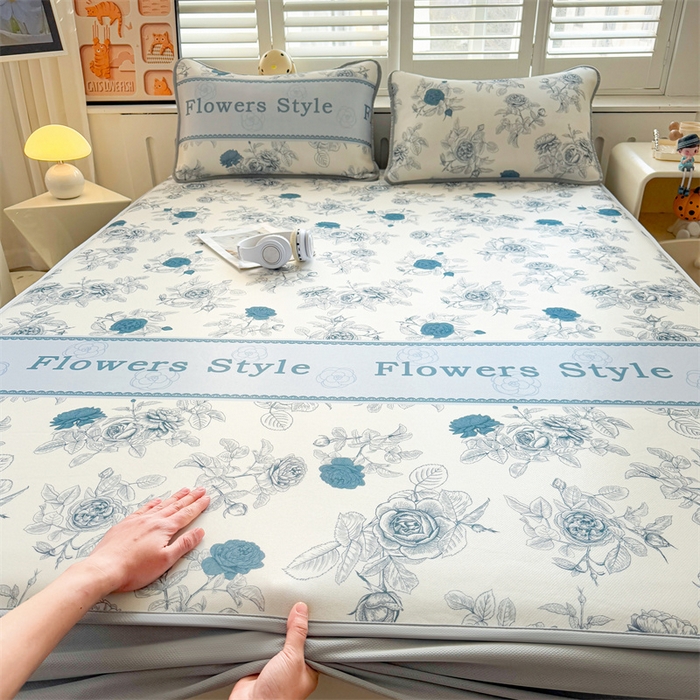 91家纺网 家纺一手货源 找家纺 雯豆家纺 2025夏季新品碳光冰丝凉席床笠款三件套印花小清新绑带冰丝席床罩 碳光冰丝席-床笠款-诗韵