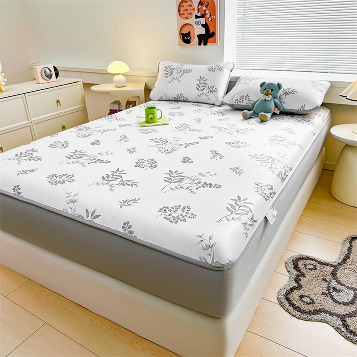 91家纺网 家纺一手货源 找家纺 雯豆家纺 2025夏季新品冰藤印花床笠三件套加厚冰丝软藤席小清新印花床罩单件 冰藤席-床笠款-赛里木语