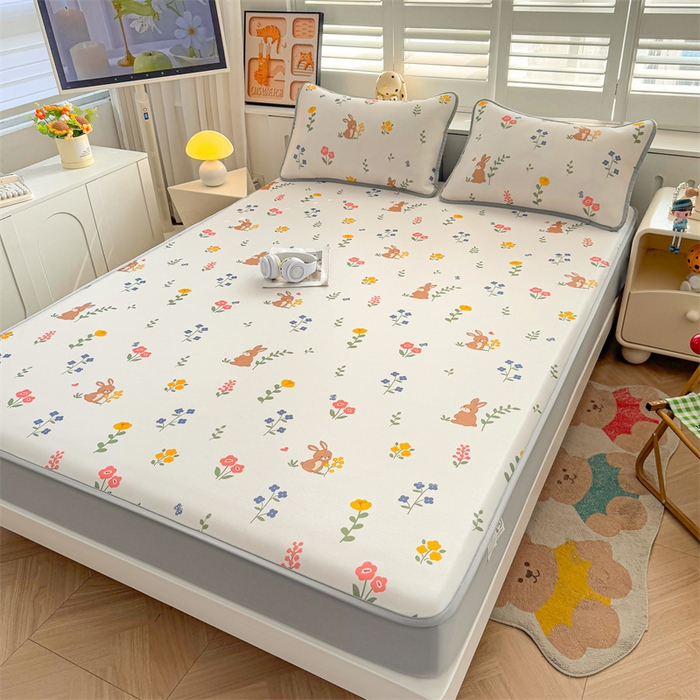 91家纺网 家纺一手货源 找家纺 雯豆家纺 2025夏季新品碳光冰丝凉席床笠款三件套印花小清新绑带冰丝席床罩 碳光冰丝席-床笠款-花丛小兔