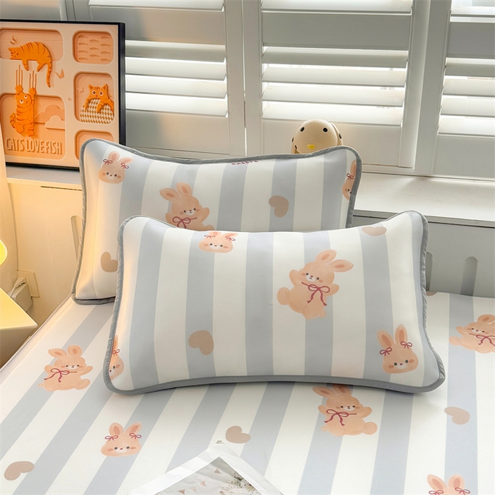 91家纺网 家纺一手货源 找家纺 雯豆家纺 2025夏季新品碳光冰丝凉席床笠款三件套印花小清新绑带冰丝席床罩 碳光冰丝席-床笠款-条纹兔