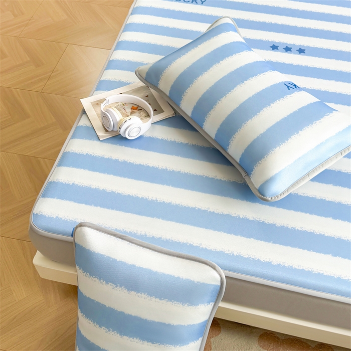 91家纺网 家纺一手货源 找家纺 雯豆家纺 2025夏季新品碳光冰丝凉席床笠款三件套印花小清新绑带冰丝席床罩 碳光冰丝席-床笠款-蓝色条纹