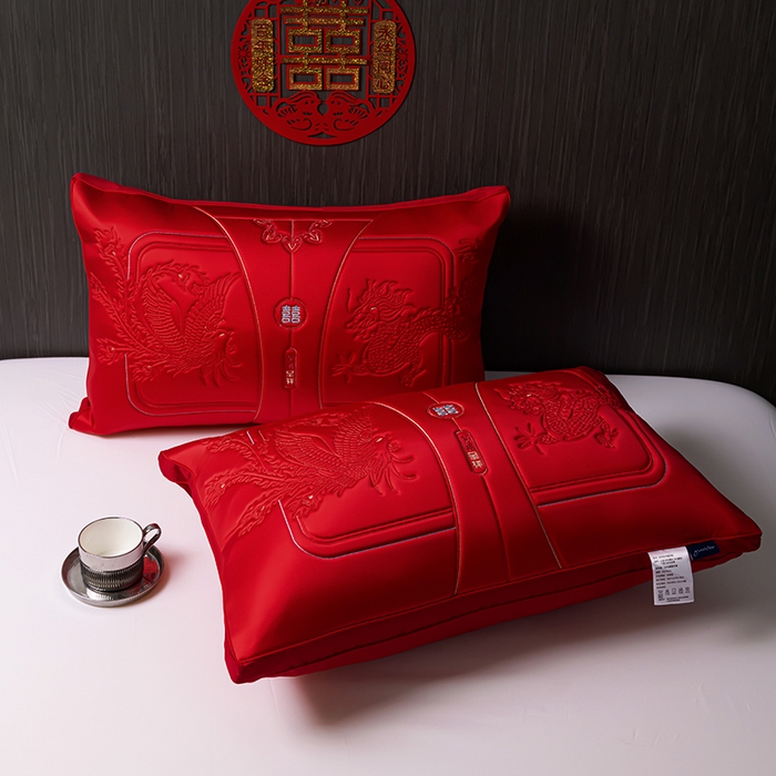 91家纺网 家纺一手货源 找家纺 （总）糖果枕芯 新款龙凤呈祥满版刺绣婚庆枕大红羽丝绒枕头枕芯