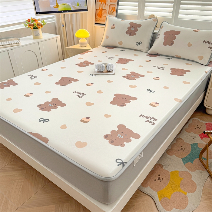 91家纺网 家纺一手货源 找家纺 雯豆家纺 2025夏季新品碳光冰丝凉席床笠款三件套印花小清新绑带冰丝席床罩 碳光冰丝席-床笠款-跳跳熊