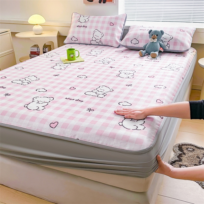 91家纺网 家纺一手货源 找家纺 雯豆家纺 2025夏季新品冰藤印花床笠三件套加厚冰丝软藤席小清新印花床罩单件 冰藤席-床笠款-格子小熊