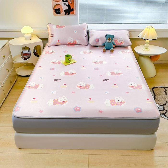 91家纺网 家纺一手货源 找家纺 雯豆家纺 2025夏季新品冰藤印花床笠三件套加厚冰丝软藤席小清新印花床罩单件 冰藤席-床笠款-甜蜜小兔