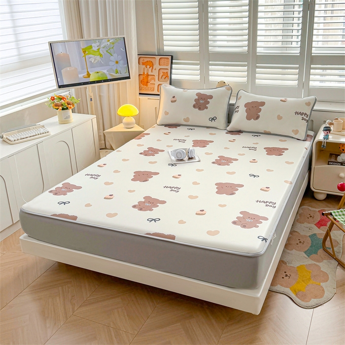 91家纺网 家纺一手货源 找家纺 雯豆家纺 2025夏季新品碳光冰丝凉席床笠款三件套印花小清新绑带冰丝席床罩 碳光冰丝席-床笠款-跳跳熊