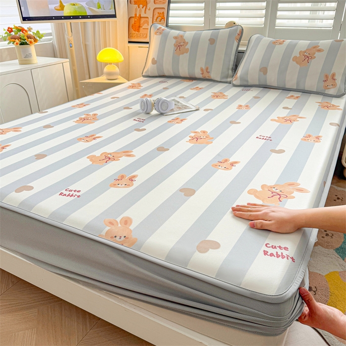 91家纺网 家纺一手货源 找家纺 雯豆家纺 2025夏季新品碳光冰丝凉席床笠款三件套印花小清新绑带冰丝席床罩 碳光冰丝席-床笠款-条纹兔