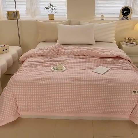 91家纺网 家纺一手货源 找家纺 爱宝被业 2025新款无印风新疆棉花夏被 100%新疆棉花 简月