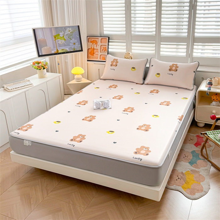 91家纺网 家纺一手货源 找家纺 雯豆家纺 2025夏季新品碳光冰丝凉席床笠款三件套印花小清新绑带冰丝席床罩 碳光冰丝席-床笠款-咖啡小熊