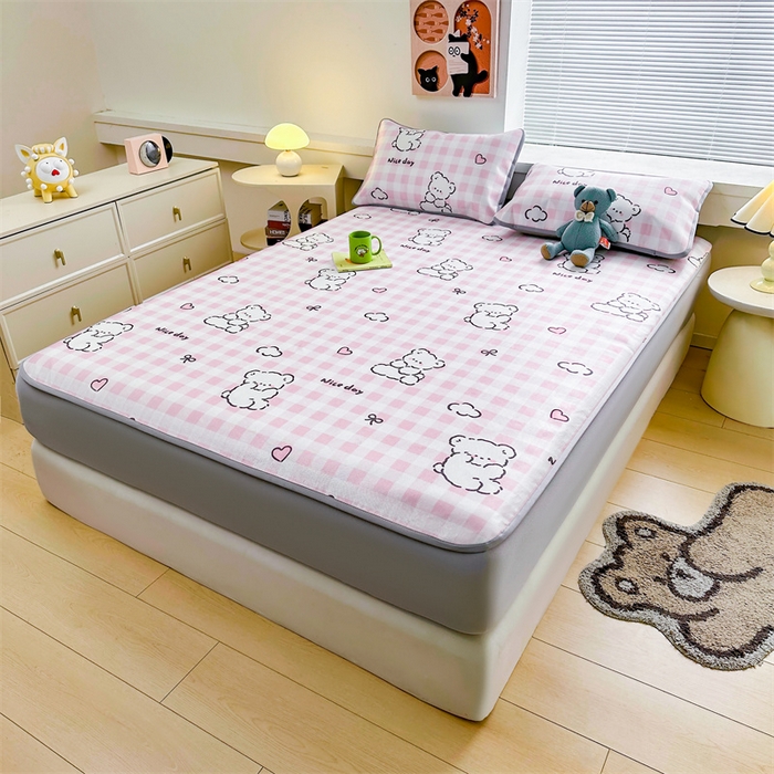 91家纺网 家纺一手货源 找家纺 雯豆家纺 2025夏季新品冰藤印花床笠三件套加厚冰丝软藤席小清新印花床罩单件 冰藤席-床笠款-格子小熊