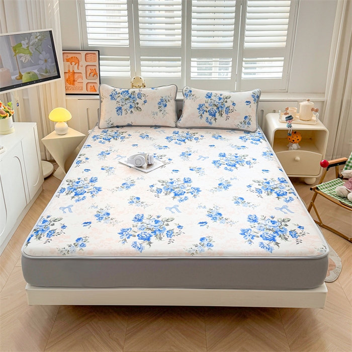 91家纺网 家纺一手货源 找家纺 雯豆家纺 2025夏季新品碳光冰丝凉席床笠款三件套印花小清新绑带冰丝席床罩 碳光冰丝席-床笠款-芳华如梦