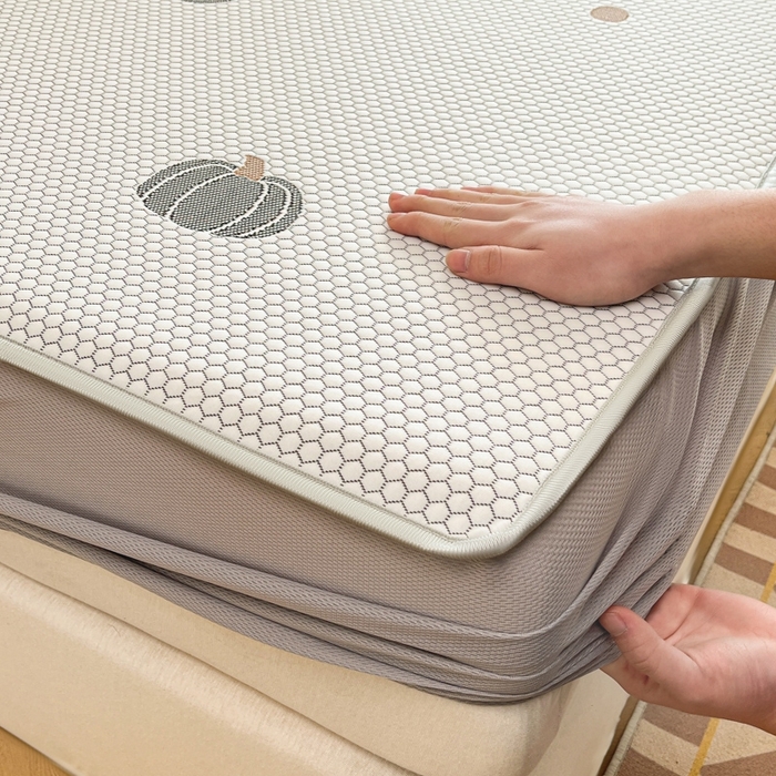 91家纺网 家纺一手货源 找家纺 卡伦2025新款凉感丝凉豆豆凉席床笠提花系列 凉豆豆-南瓜灰