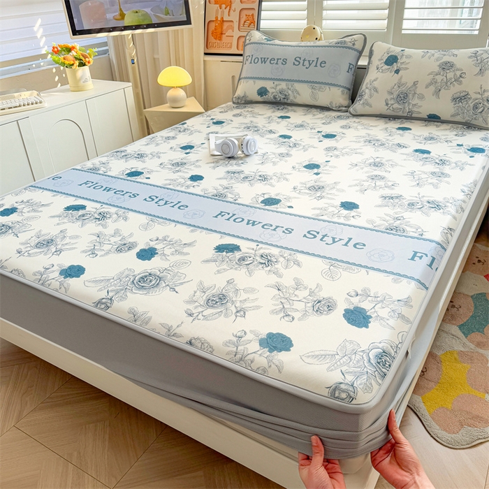 91家纺网 家纺一手货源 找家纺 雯豆家纺 2025夏季新品碳光冰丝凉席床笠款三件套印花小清新绑带冰丝席床罩 碳光冰丝席-床笠款-诗韵