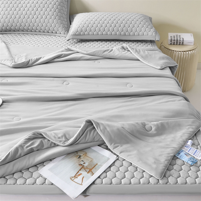 91家纺网 家纺一手货源 找家纺 雯豆家纺 2025夏季新品100%锦纶纯色凉感夏被空调被7A抗菌薄被子可机洗被芯 小冰皮锦纶夏被-时光灰