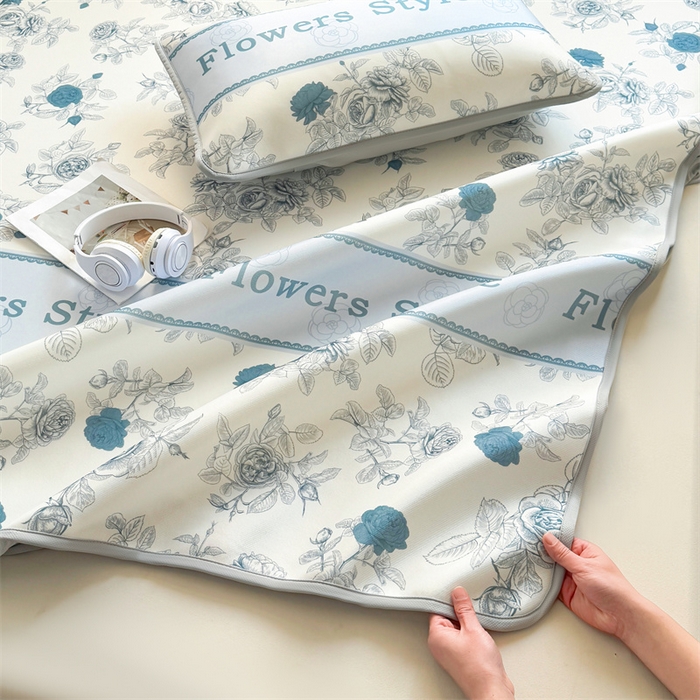 91家纺网 家纺一手货源 找家纺 雯豆家纺 2025夏季新品碳光冰丝凉席床笠款三件套印花小清新绑带冰丝席床罩 碳光冰丝席-床笠款-诗韵