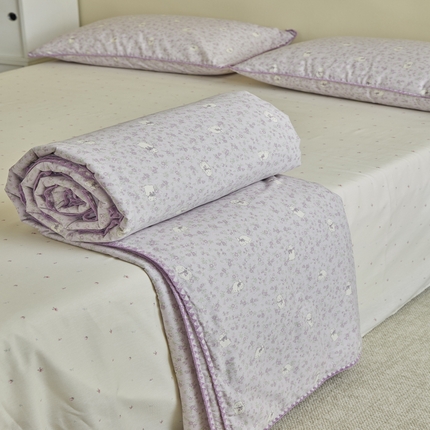 91家纺网 家纺一手货源 找家纺 暖阳 2025新款全棉贝壳边棉花夏被 花间寻梦蓝