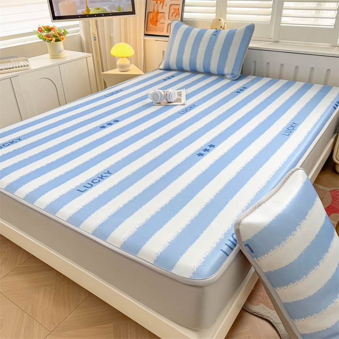 91家纺网 家纺一手货源 找家纺 雯豆家纺 2025夏季新品碳光冰丝凉席床笠款三件套印花小清新绑带冰丝席床罩 碳光冰丝席-床笠款-蓝色条纹