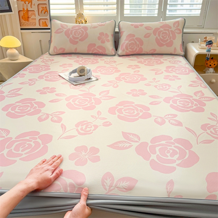 91家纺网 家纺一手货源 找家纺 雯豆家纺 2025夏季新品碳光冰丝凉席床笠款三件套印花小清新绑带冰丝席床罩 碳光冰丝席-床笠款-温语