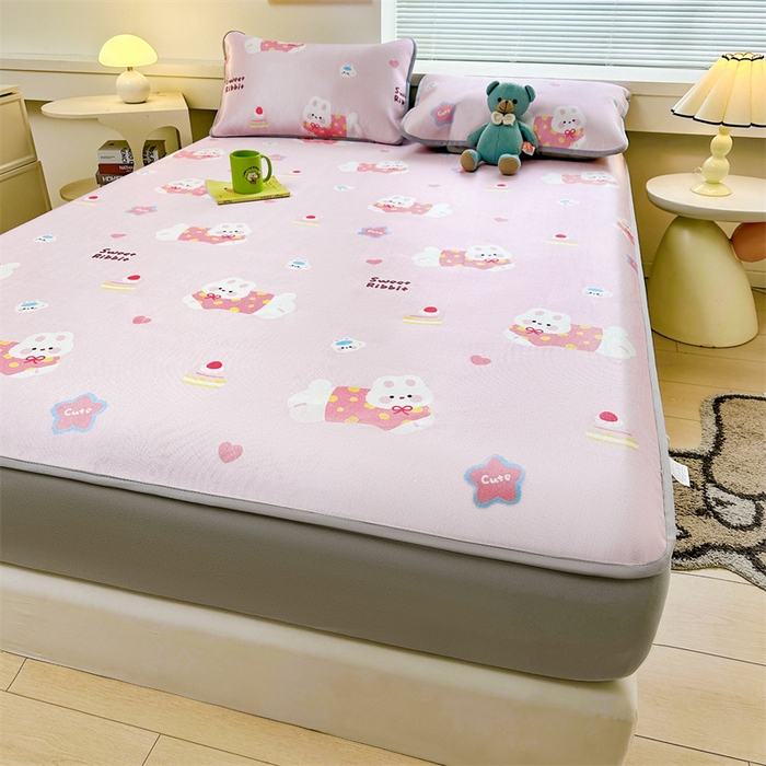 91家纺网 家纺一手货源 找家纺 雯豆家纺 2025夏季新品冰藤印花床笠三件套加厚冰丝软藤席小清新印花床罩单件 冰藤席-床笠款-甜蜜小兔