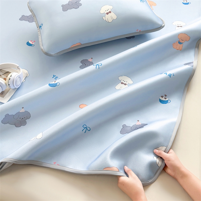 91家纺网 家纺一手货源 找家纺 雯豆家纺 2025夏季新品碳光冰丝凉席床笠款三件套印花小清新绑带冰丝席床罩 碳光冰丝席-床笠款-旺财