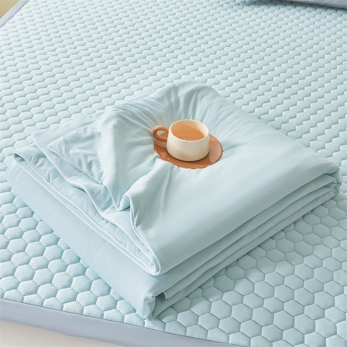 91家纺网 家纺一手货源 找家纺 雯豆家纺 2025夏季新品100%锦纶纯色凉感夏被空调被7A抗菌薄被子可机洗被芯 小冰皮锦纶夏被-淡水蓝