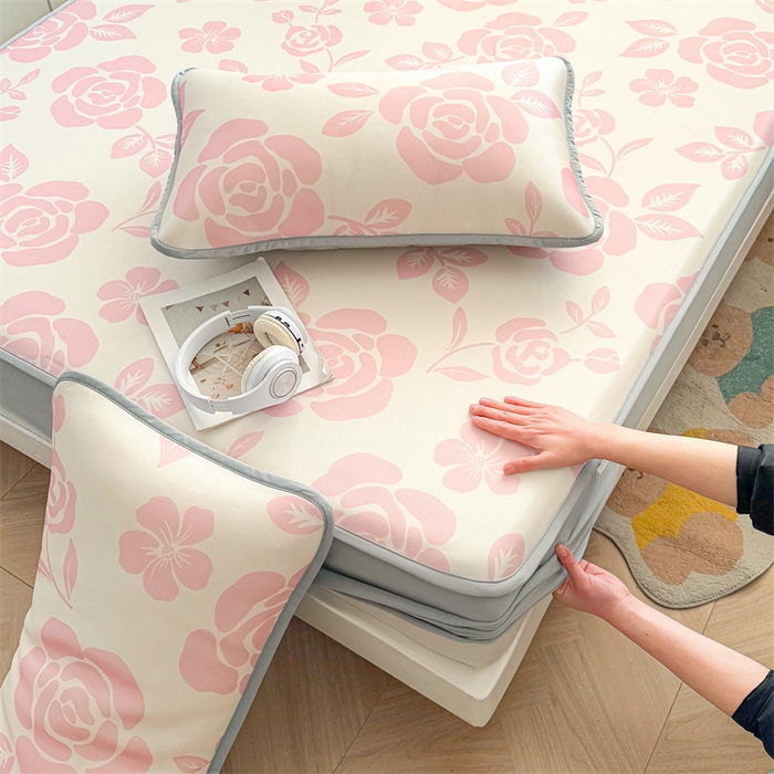 91家纺网 家纺一手货源 找家纺 雯豆家纺 2025夏季新品碳光冰丝凉席床笠款三件套印花小清新绑带冰丝席床罩 碳光冰丝席-床笠款-温语