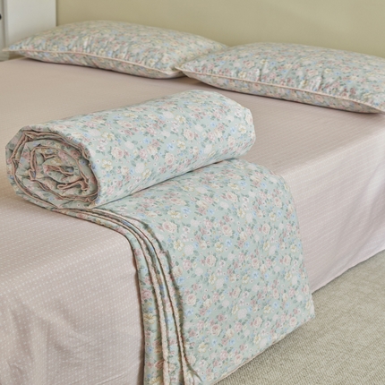 91家纺网 家纺一手货源 找家纺 暖阳 2025新款全棉贝壳边棉花夏被 花间寻梦蓝