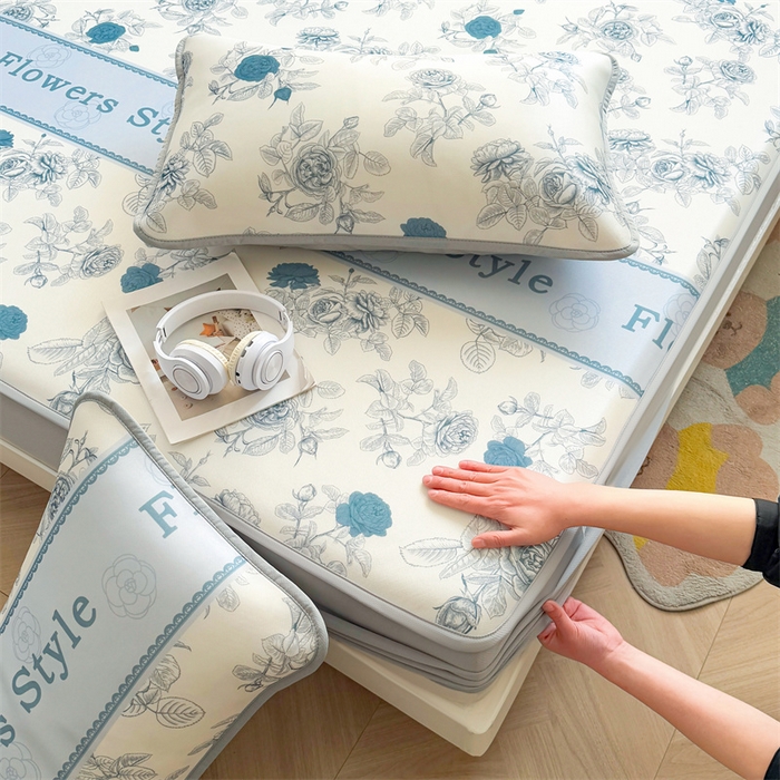 91家纺网 家纺一手货源 找家纺 雯豆家纺 2025夏季新品碳光冰丝凉席床笠款三件套印花小清新绑带冰丝席床罩 碳光冰丝席-床笠款-诗韵