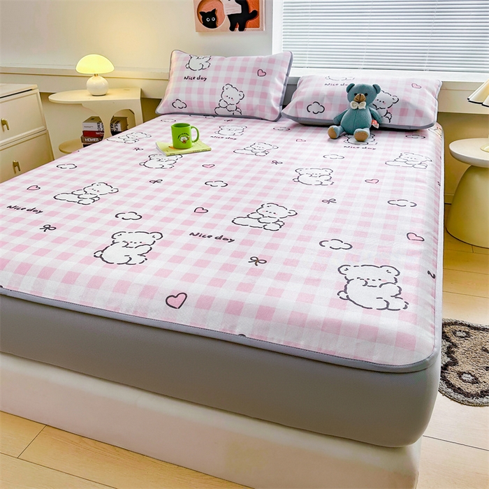 91家纺网 家纺一手货源 找家纺 雯豆家纺 2025夏季新品冰藤印花床笠三件套加厚冰丝软藤席小清新印花床罩单件 冰藤席-床笠款-格子小熊