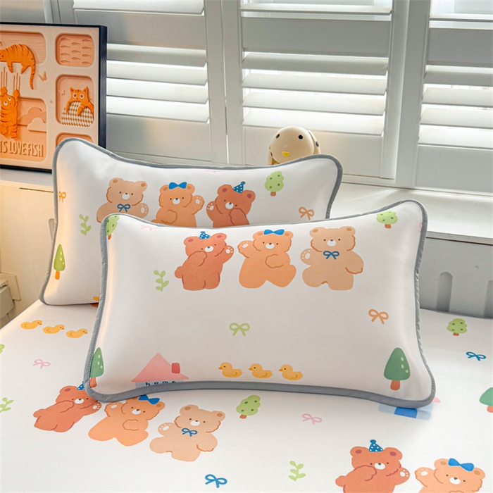 91家纺网 家纺一手货源 找家纺 雯豆家纺 2025夏季新品碳光冰丝凉席床笠款三件套印花小清新绑带冰丝席床罩 碳光冰丝席-床笠款-小熊伙伴