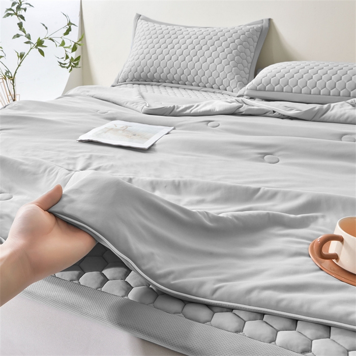 91家纺网 家纺一手货源 找家纺 雯豆家纺 2025夏季新品100%锦纶纯色凉感夏被空调被7A抗菌薄被子可机洗被芯 小冰皮锦纶夏被-时光灰