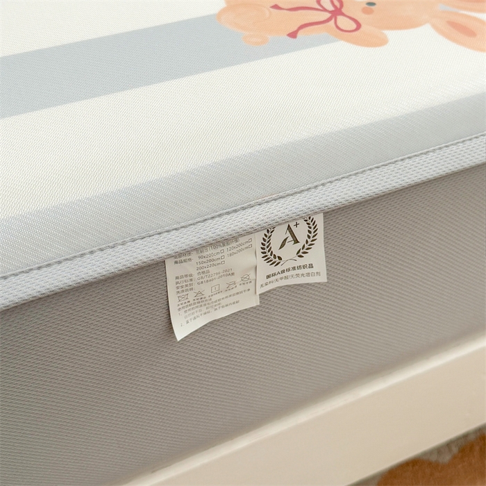 91家纺网 家纺一手货源 找家纺 雯豆家纺 2025夏季新品碳光冰丝凉席床笠款三件套印花小清新绑带冰丝席床罩 碳光冰丝席-床笠款-条纹兔