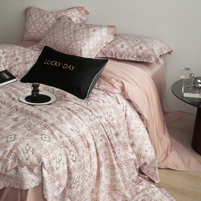 91家纺网 家纺一手货源 找家纺 金奇达2025新款【 巴赫之音】-茧养莱赛尔四件套（标准号全网控价（折后券后）不低于258元） 佩洛斯-粉黛