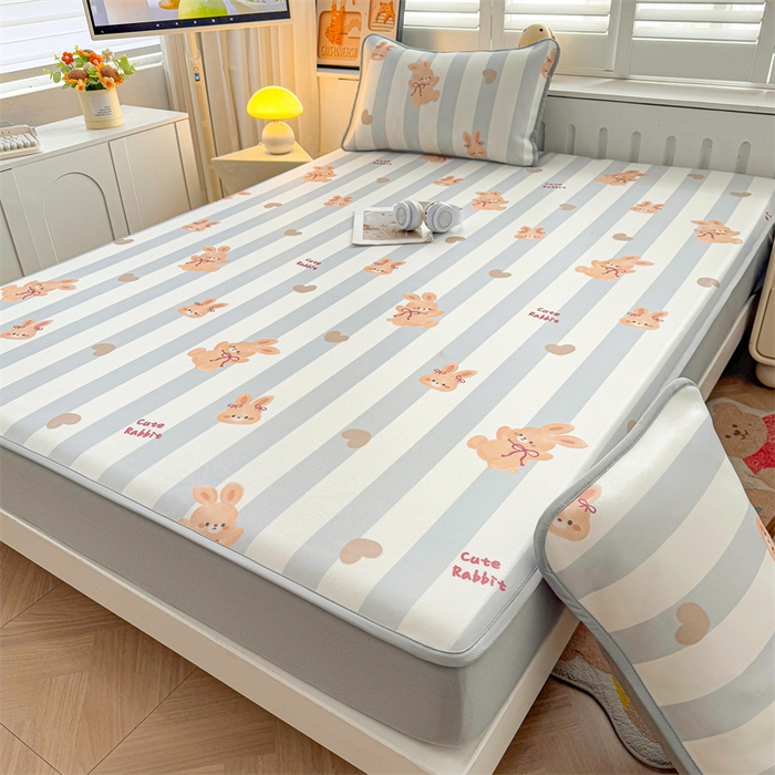 91家纺网 家纺一手货源 找家纺 雯豆家纺 2025夏季新品碳光冰丝凉席床笠款三件套印花小清新绑带冰丝席床罩 碳光冰丝席-床笠款-条纹兔