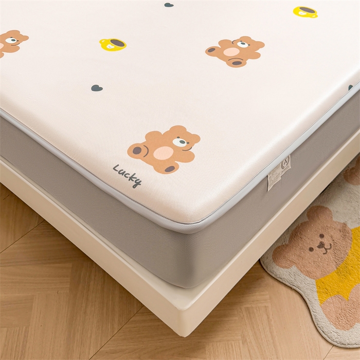 91家纺网 家纺一手货源 找家纺 雯豆家纺 2025夏季新品碳光冰丝凉席床笠款三件套印花小清新绑带冰丝席床罩 碳光冰丝席-床笠款-咖啡小熊