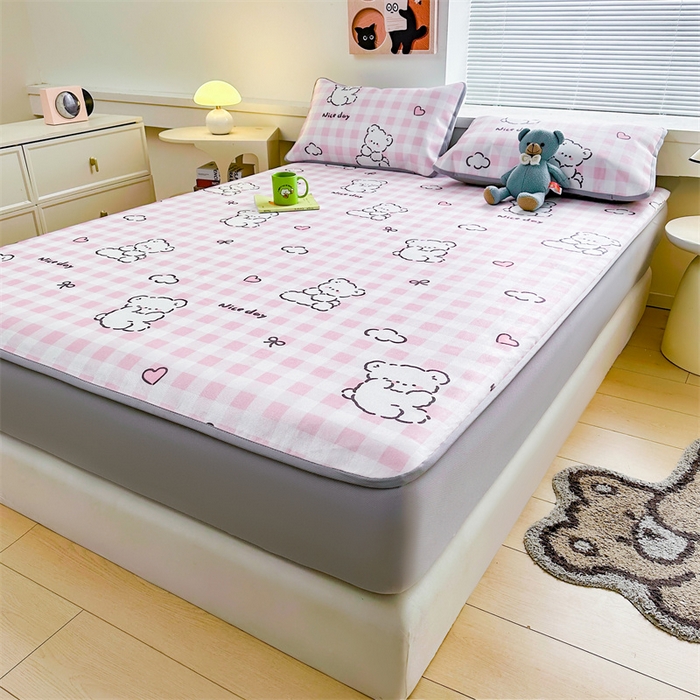 91家纺网 家纺一手货源 找家纺 雯豆家纺 2025夏季新品冰藤印花床笠三件套加厚冰丝软藤席小清新印花床罩单件 冰藤席-床笠款-格子小熊