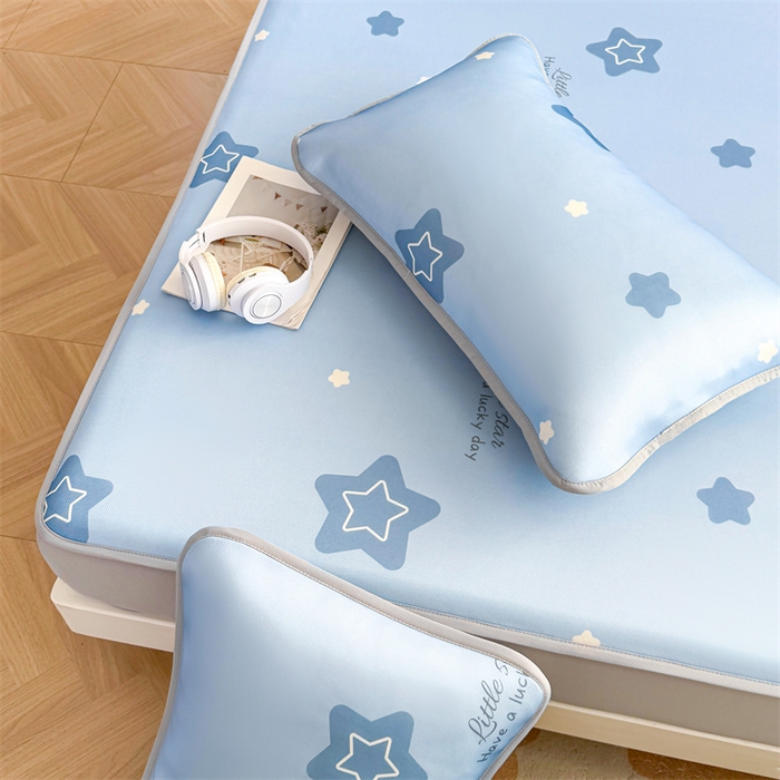 91家纺网 家纺一手货源 找家纺 雯豆家纺 2025夏季新品碳光冰丝凉席床笠款三件套印花小清新绑带冰丝席床罩 碳光冰丝席-床笠款-浩瀚星辰